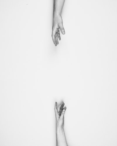 两只手互相伸出。